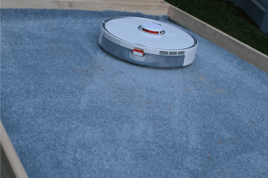 Roborock S5 Max saugt gerade den Sand weg im Rahmen des Saugtests